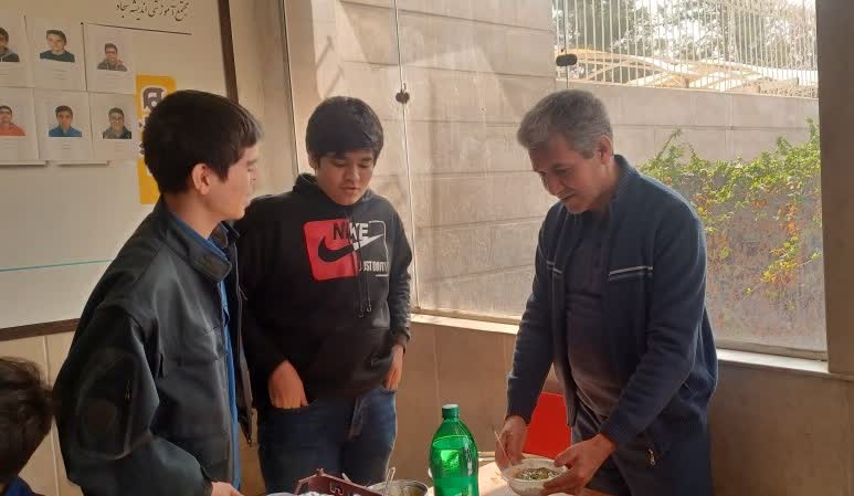 برگزاری دومین مرحله بازارچه فروش مواد غذایی خانگی در مجتمع آموزشی اندیشه سجاد