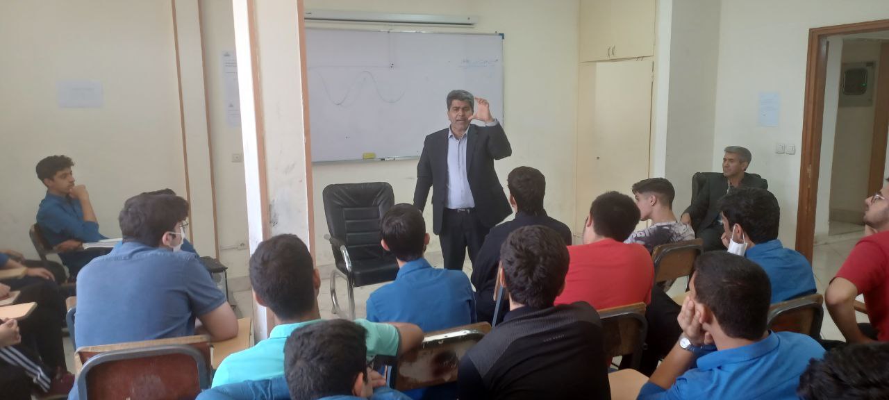 نقشه راه کنکور 1403 توسط آقای دکتر مومنی در مجتمع آموزشی اندیشه سجاد