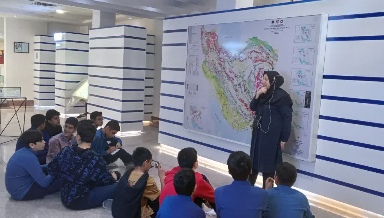 برگزاری اردو علمی و بازدید دانش آموزان پایه هشتم دبیستان اندیشه سجاد از موزه زمین شناسی مشهد